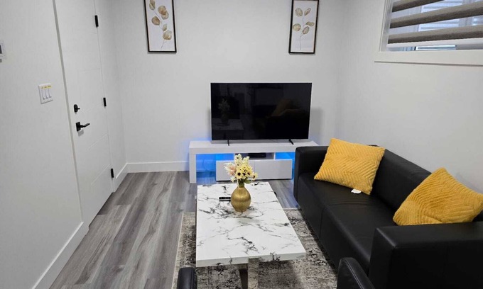 Beaumont Apartment | Brand New 2 Bedroom Suite with Private Entrance-10 min to Airport, self check-in