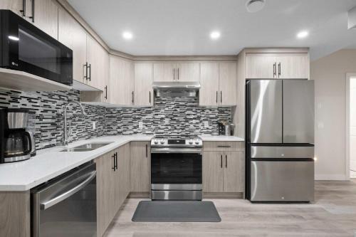 Evanston House | BRAND NEW! 2BR Private Suite - FREE Banff Pass, Netflix, Parking! Near Shopping & Airport!
