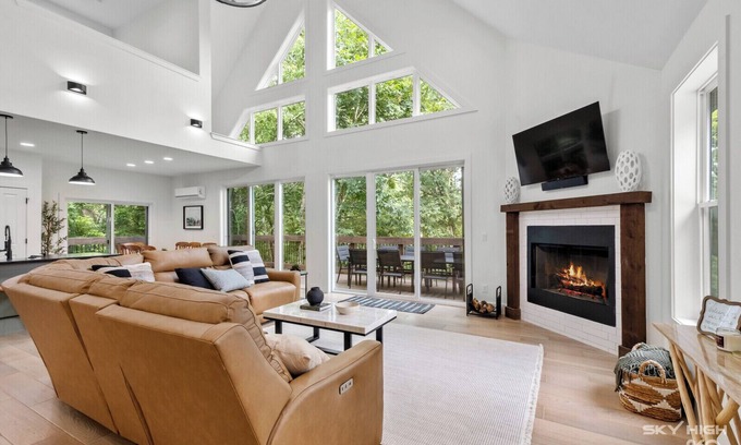 Springdale House | BRAND NEW, 3 STORY LUXURY LAKEHOUSE ON BEAVER LAKE, WITH HOT TUB & FIRE-PIT!