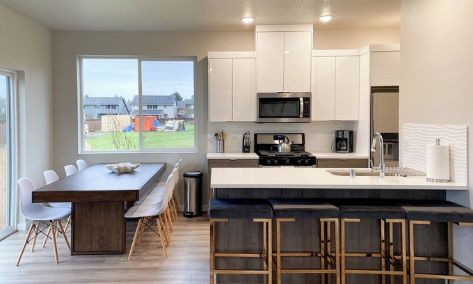 Vancouver House | Brand New Charming 3-bedroom house with AC and WiFi in welcoming Vancouver