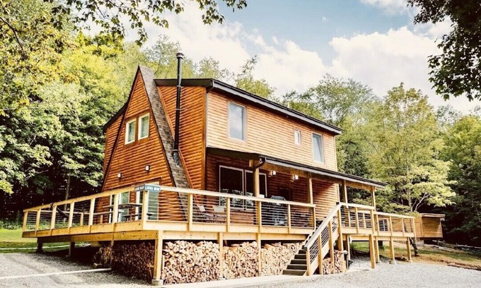 Markleton House | Brand new house in Laurel Highlands with Sauna and Cold Plunge. 5 acres of land