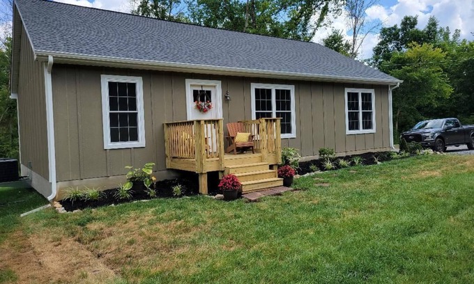 Luray Cabin | Brand new! Husky Hideaway with hot tub!