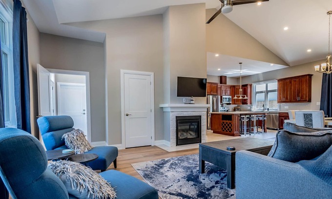 Niagara Falls House | BRAND NEW LUXURY Townhome- GREAT FOR A COUPLES GETAWAY