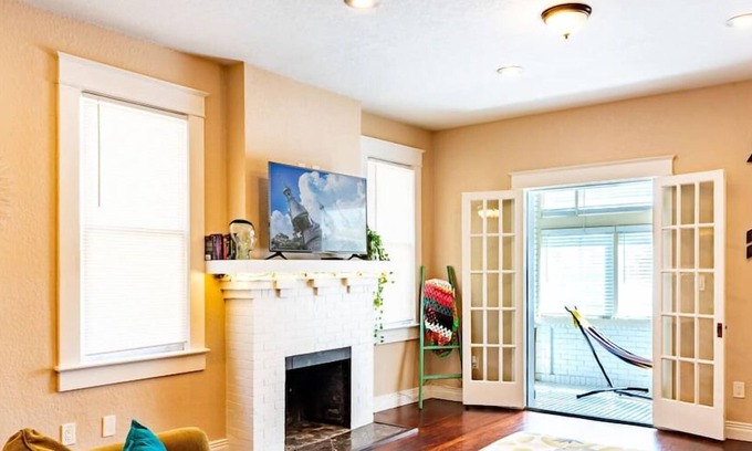 Hyde Park Apartment | Breakfast Club - U of Tampa Flat in N Hyde Park