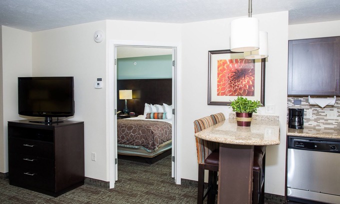 Lincoln Condo | Breakfast, Pool, Explore Univ of Nebraska