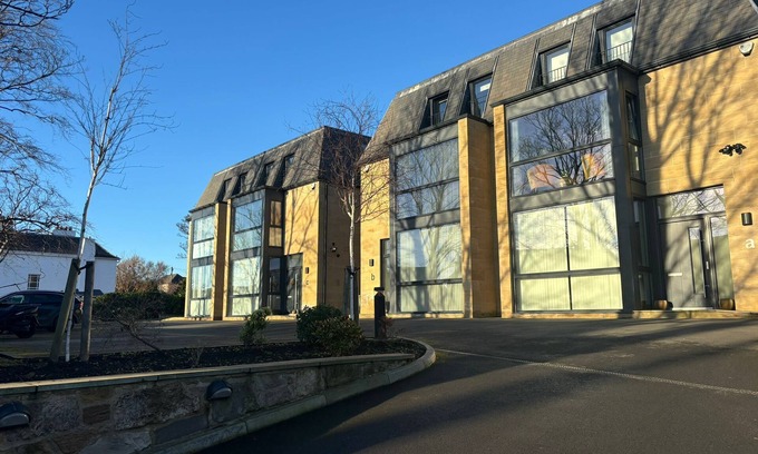 Corstorphine Villa | Breathtaking 4 bedroom townhouse In central Murrayfield location, free parking