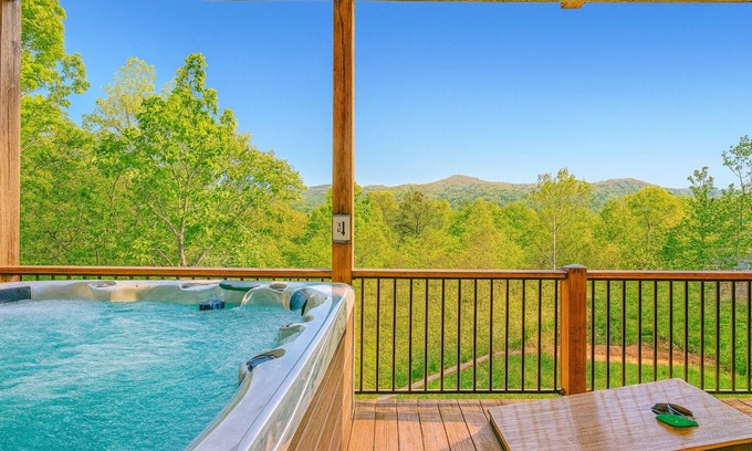 Cleveland Cabin | Breathtaking Mountain Views, Hot Tub, Pool Table, Arcade, & Pet Friendly