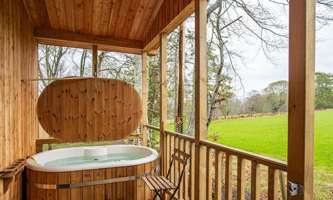 East Lewiston Ski Chalet | Breckland Lodge 4 with Hot Tub