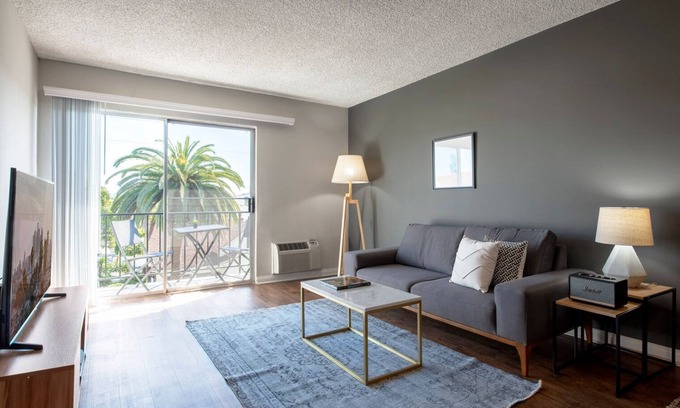 Ocean Park Apartment | Breezy Santa Monica 1BR w/Pool, Spa, BBQs, walk to beach, by Blueground