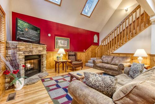 Pigeon Forge House | Brentwood, Resort Pool, FREE Attraction tickets, Near Parkway, Hot Tub, Arcade Game, WIFI!