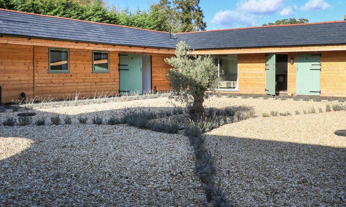 Aldermaston Wharf Apartment | BREW - NO. 3, pet friendly, with a garden in Goring-On-Thames
