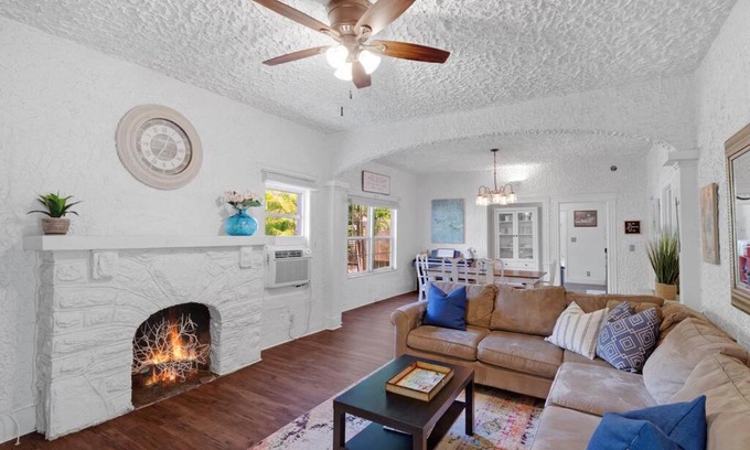 Lake Worth House | Briana's Downtown Beach House! Walk to beach!