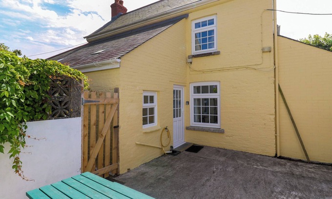 Landewednack Cottage | BRICK COTTAGE, pet friendly, character holiday cottage in The Lizard