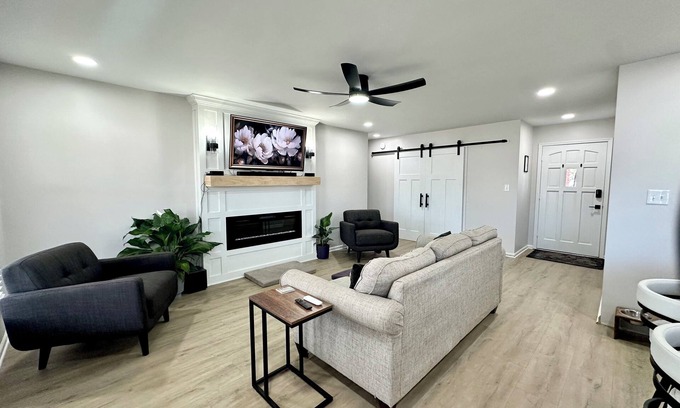 Lee's Summit House | Brick Haven Near Downtown Lee’s Summit: Luxe Espresso & Relaxation