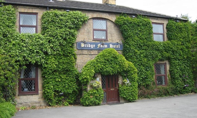 Oulton House | Bridge Farm Hotel