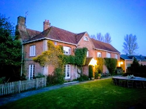 Britford Villa | Bridge Farmhouse - Eight ensuite bedrooms