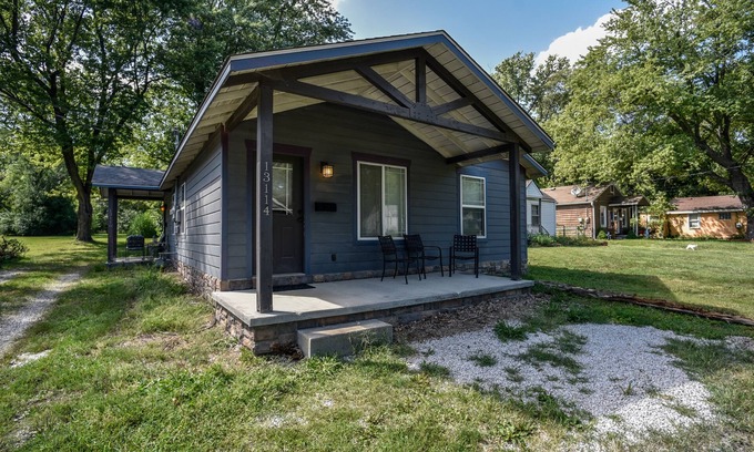 Grandview House | Bright 1 BR with Full Kitchen and Huge Yard