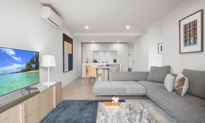 Collingwood North Apartment | Bright 2-Bed Apartment in Fitzroys Heart