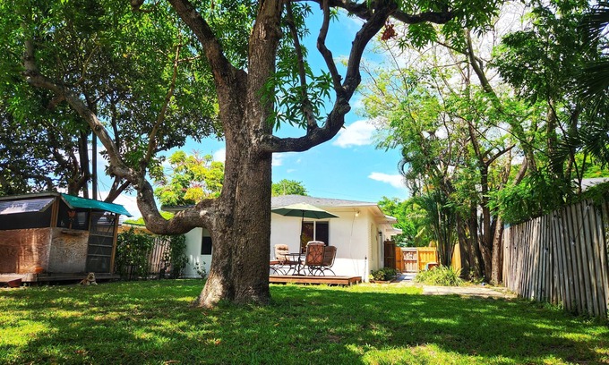 Poinciana Park House | Bright 2-BR &backyard mins to las olas/beach/airport