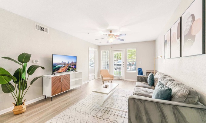 Pleasant Valley Apartment | Bright 2BR King Suite w Gym& close to Downtown