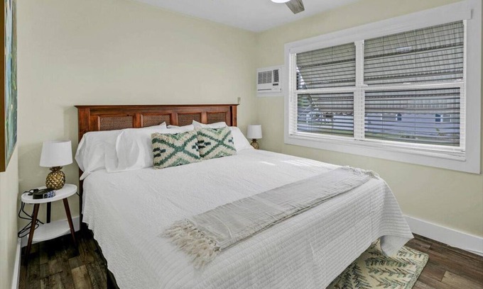 Safety Harbor Apartment | Bright 2BR Retreat in Safety Harbor – Wi-Fi