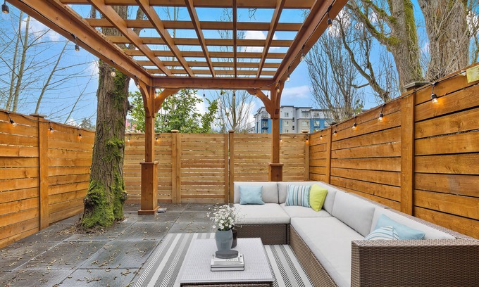 Cedar Heights House | Bright 3BR Townhouse w/Patio, A/C & Pet Friendly