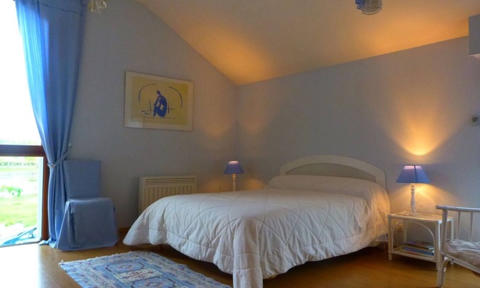 Velles Bed & Breakfast | Bright, Air-Conditioned Blue Room