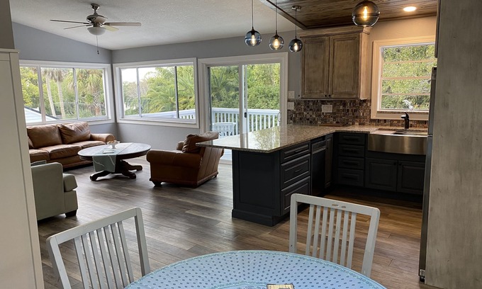 Ozona Apartment | Bright and Airy Ozona on the Gulf