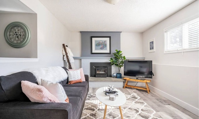 Sidney House | Bright and beautiful 2 bedroom minutes to ocean & shopping