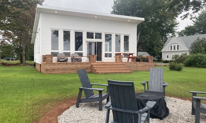 Meadowbank Cottage | Bright and Cheerful 3-Bedroom Waterfront Cottage