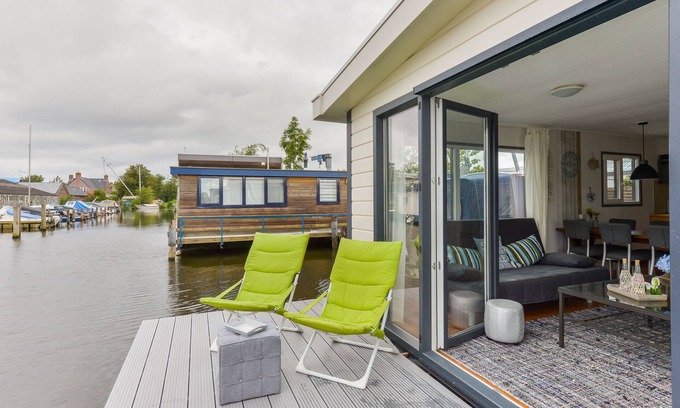 Municipality of Aalsmeer Apartment | Bright and Comfortable Houseboat