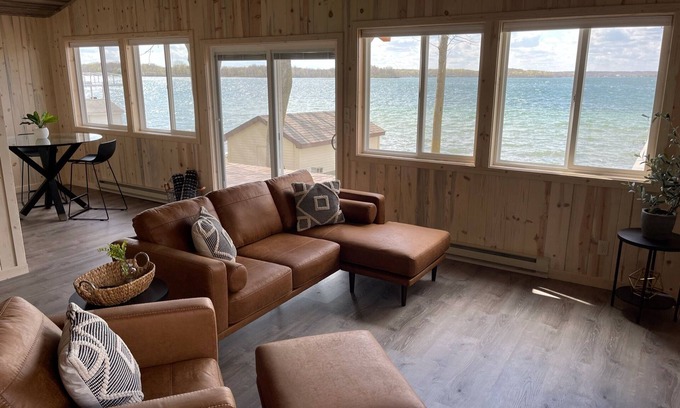Frazee Cottage | Bright and cozy cottage on beautiful Rose Lake