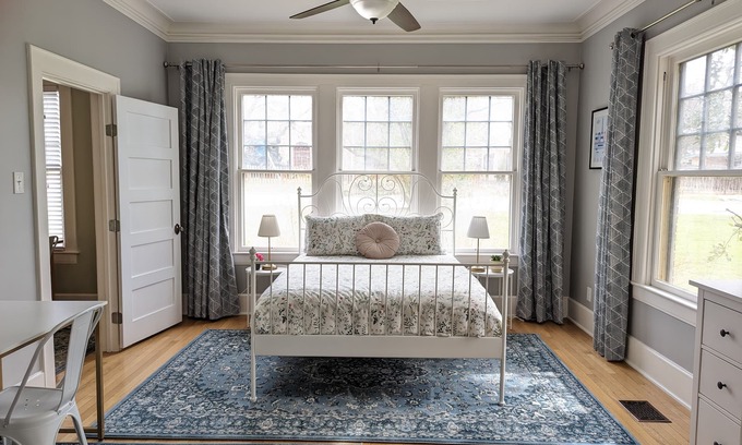 North Loop House | Bright and Elegant Historic Hyde Park Home