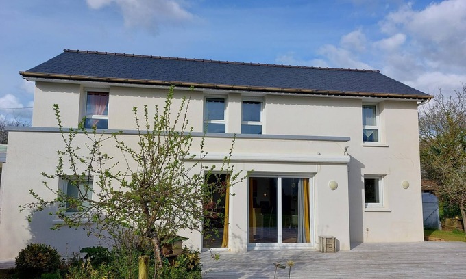 Landerneau House | Bright and quiet recent house