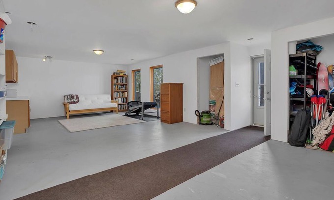 Bottineau House | Bright and Spacious Lakefront House
