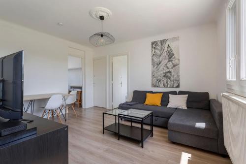 Pierre-Benite Apartment | Bright apartment - South Lyon close to all amenities