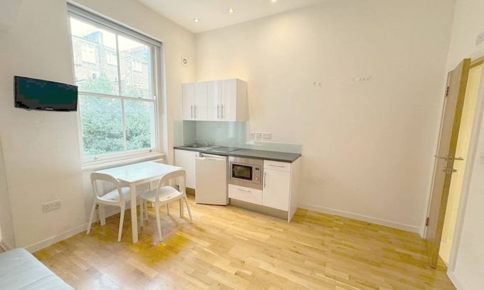 Avonmore and Brook Green Apartment | Bright central private first floor apartment Kensington Olympia