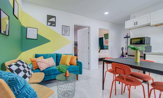 Greater East End Apartment | Bright & Cheerful 2-BD,1-BA Home by Buffalo Bayou