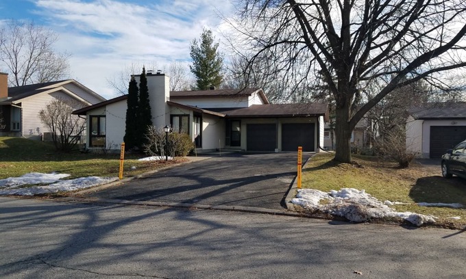 Ottawa Division House | Bright, clean, comfortable, well maintained home