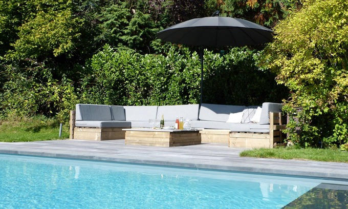 Bonlez House | Bright, comfortable country villa with swimming pool, tennis court and cinema.