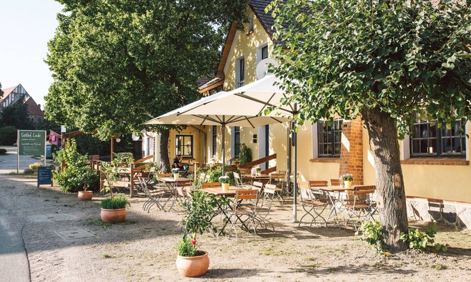 Muritz House | Bright guest apartment in the center of the village with a huge garden not far from the Havel spring