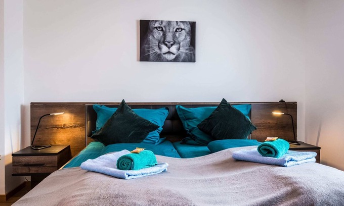 Lechhausen-Ost Apartment | ☆BRIGHT: Loft-Style for 2 | Kitchen | Parking | Netflix