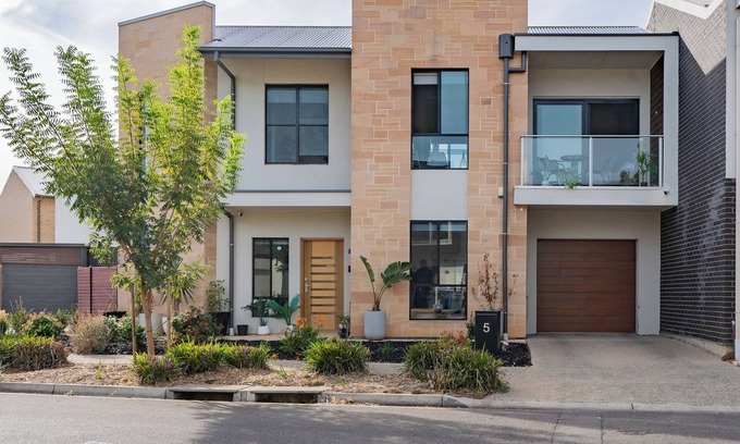 Woodville West House | Bright & Modern 2BR House – Ideal for Families, Free Parking & Fast WiFi