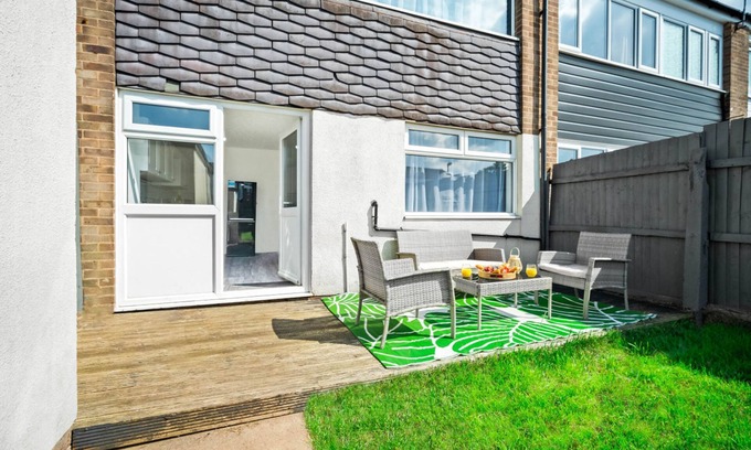 Stonnall House | Bright Modern Home near Birmingham