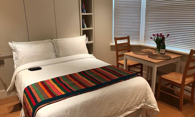 Fortune Green Apartment | Bright modern London flat with brilliant transport to everywhere!