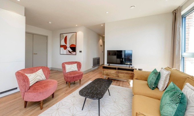 Tottenham Hale Apartment | Bright Modern Retreat