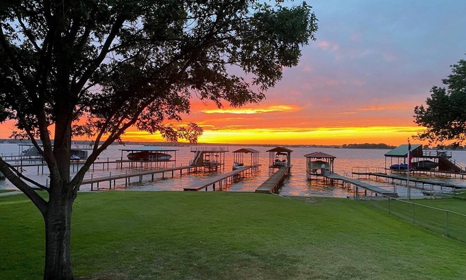 Gun Barrel City House | Bright, open concept, lakefront house on open water with amazing sunset views!