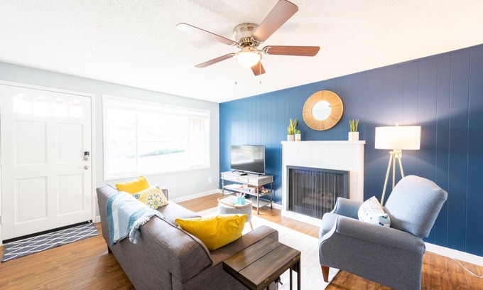 Bull Mountain Apartment | Bright*Private*Stylish 2BR Flat W/Fenced Yard Near Washington Square