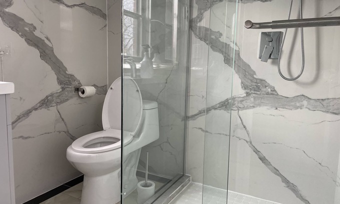 Port Credit Apartment | Bright & refreshing Port Credit apartment - 4 mins to the lake!