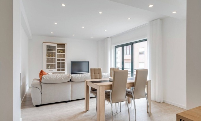 A Ver-o-Mar Apartment | Bright Seaside Flat by Host Wise